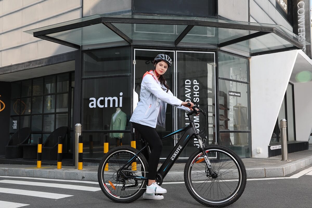 Signals You Should Know When Riding E-Bikes