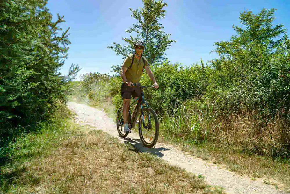 young man with helmet rides his Netuno E-Mountain Bike