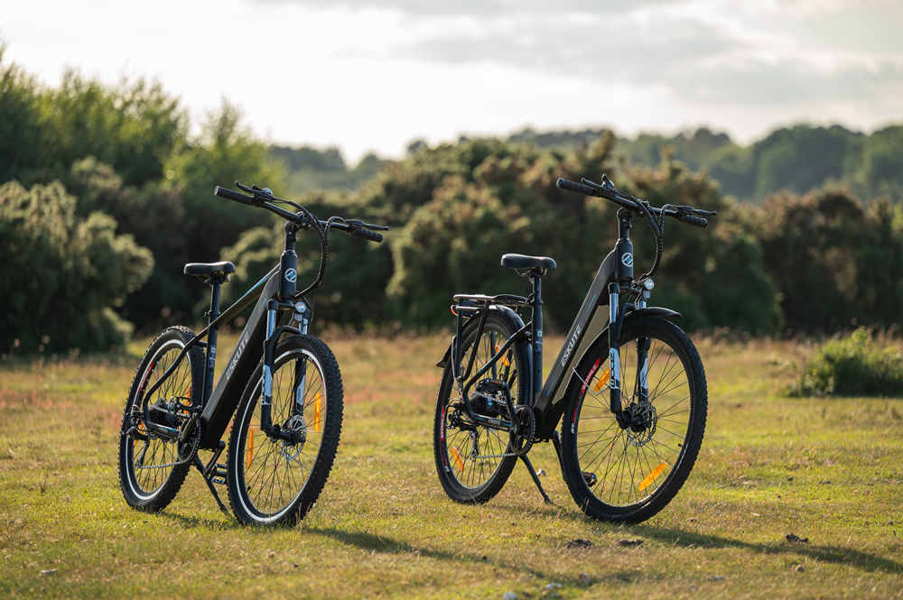 Electric Bikes Netuno and Polluno on the grasslands