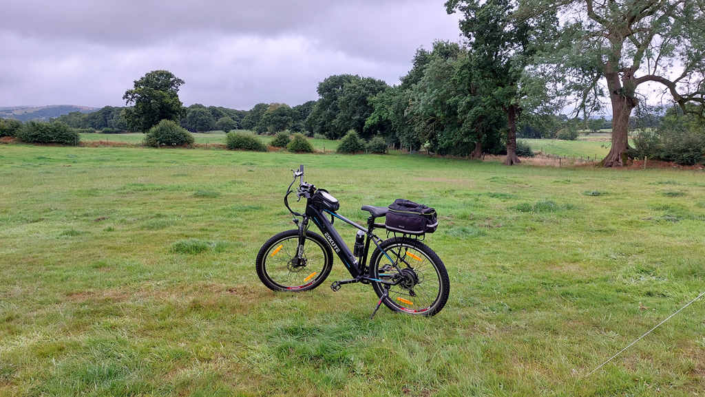 electric-mountain-bike-on-the-grasslands-is-equipped-with-lots-of-accessories